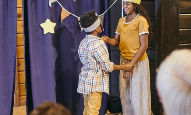 Kindertheater zu Hause: Wie Eltern ihre Kinder spielerisch fördern können