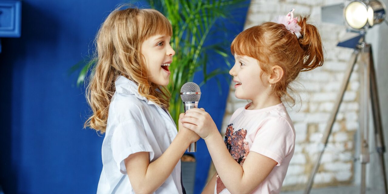 Musik und Sprachentwicklung: Wie Kinderkaraoke das Sprechen fördert
