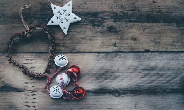 Gemeinsam kreativ werden: Weihnachtsgrüße selbst gestalten mit der Familie